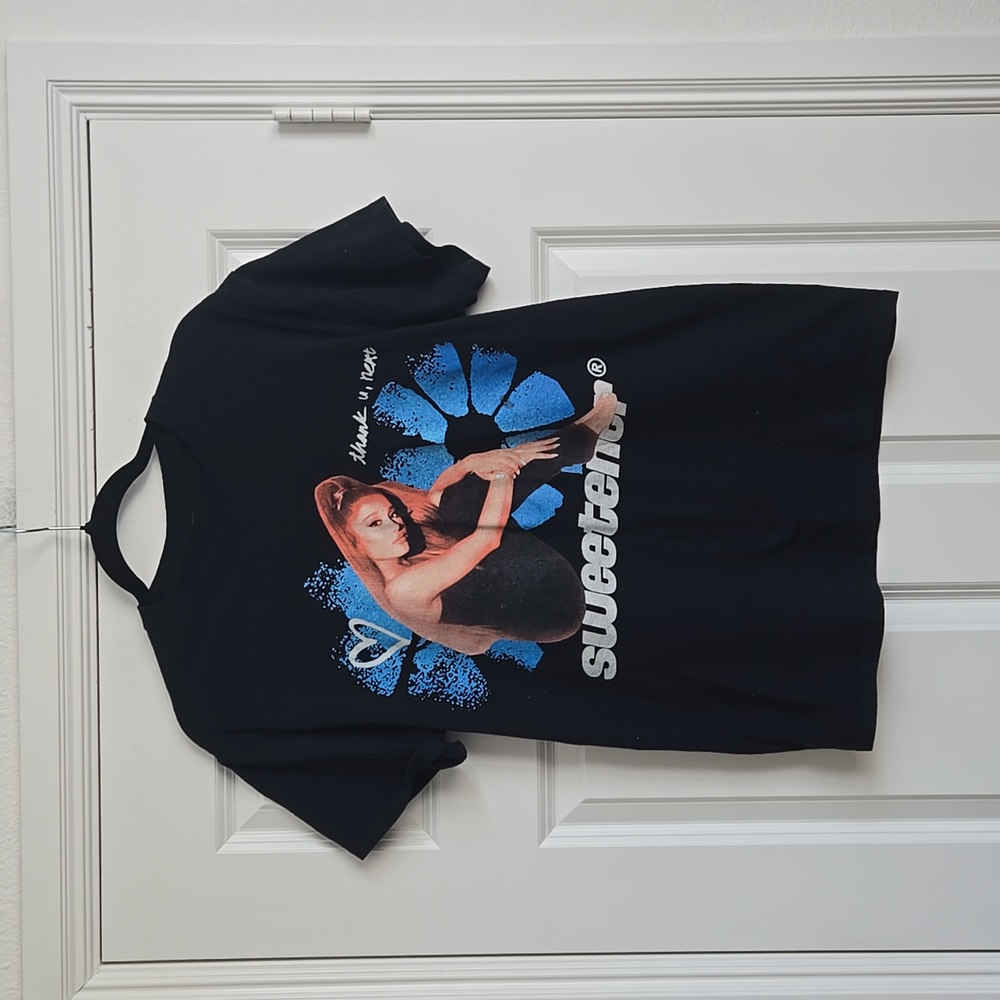 Ariana Grande Sweetener tour top